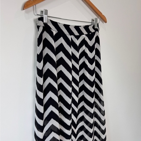 Love 21 Black and White Ombré Chevron Mini Skirt with Maxi Layover (S) - Picture 4 of 5